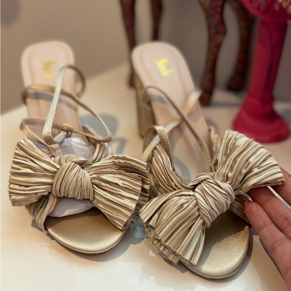 Beautiful sandals with bow 🩷 - Picture 2 of 9